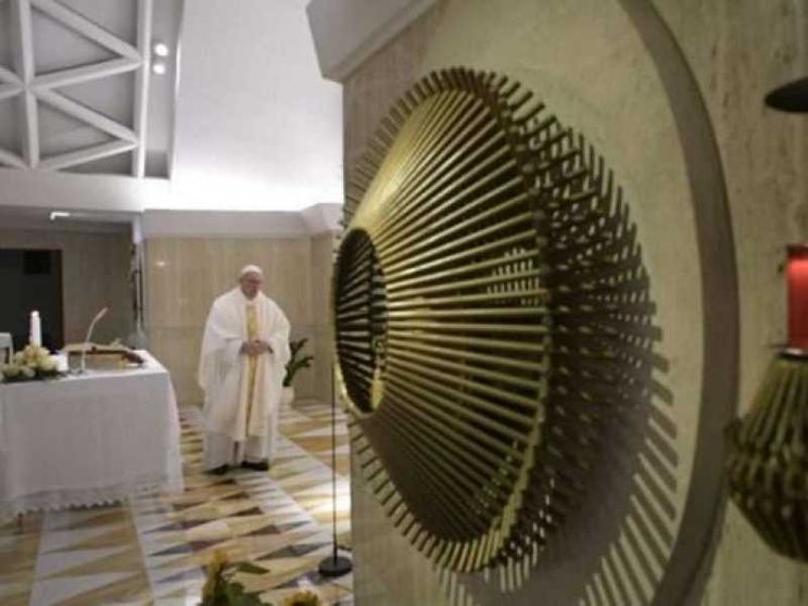 Il Papa: no allo spirito del mondo, ci porta alla corruzione