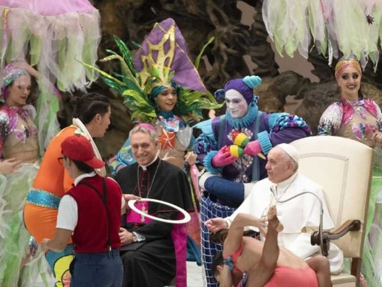 Papa Francesco giocoliere fa centro con il cerchio