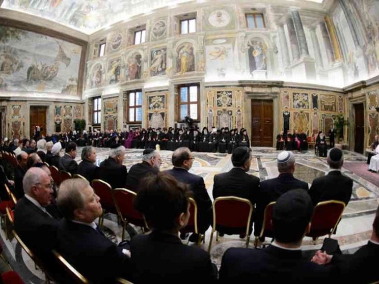 Il Papa incontra i diplomatici. Ecco come il Vaticano parla agli Stati