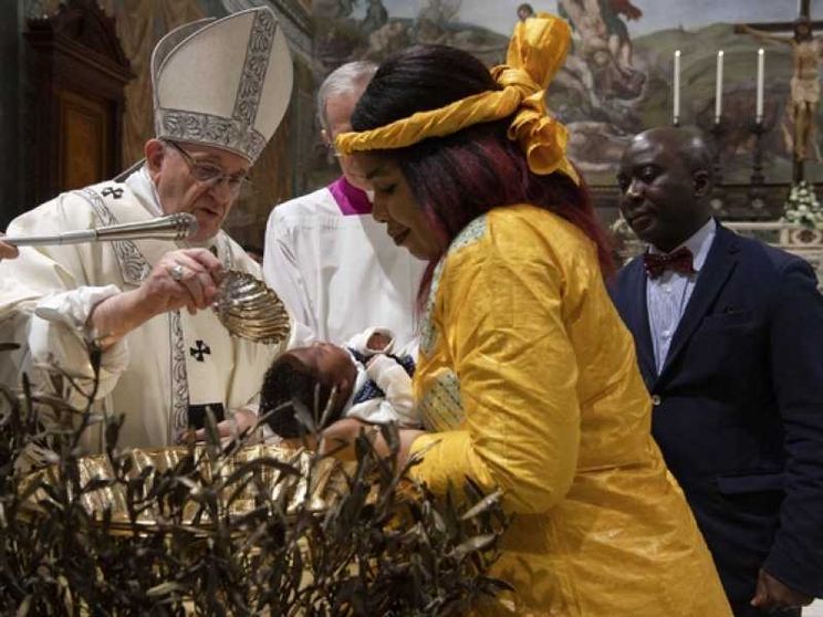 Il Papa battezza 32 bambini nella Cappella Sistina