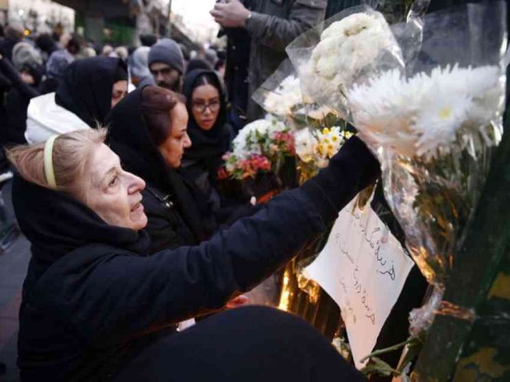 Aereo abbattuto per errore, migliaia in piazza a Teheran: Khamenei dimettiti