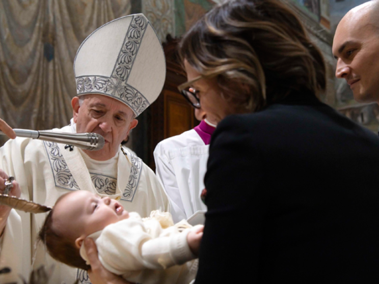 Il Papa: è importante essere battezzati da bambini