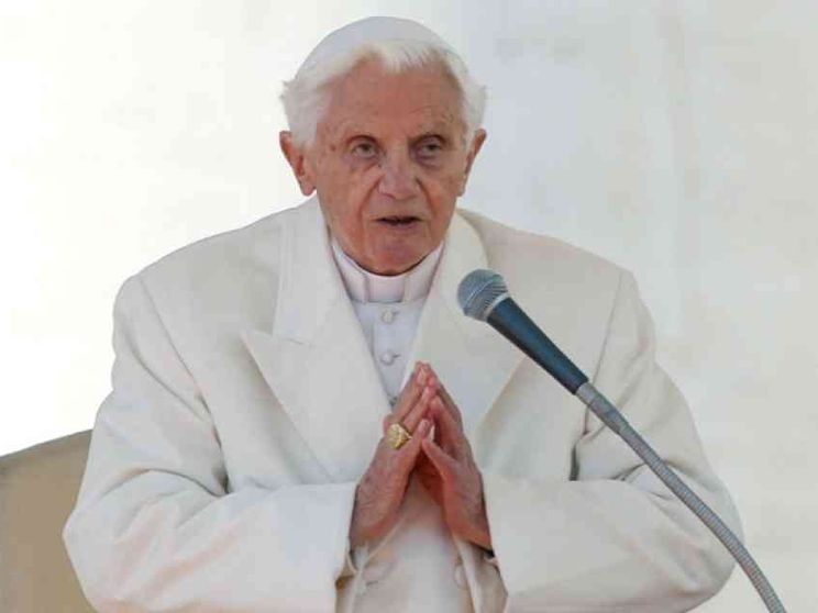 Benedetto XVI: indispensabile il celibato dei preti