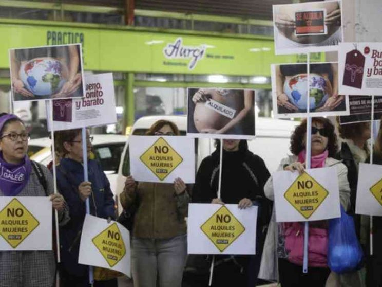 La petizione delle donne: «L'Italia dica no all'utero in affitto»