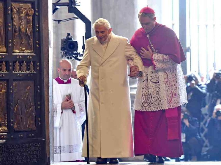 Gaenswein: «Ratzinger ritira la firma dal libro»