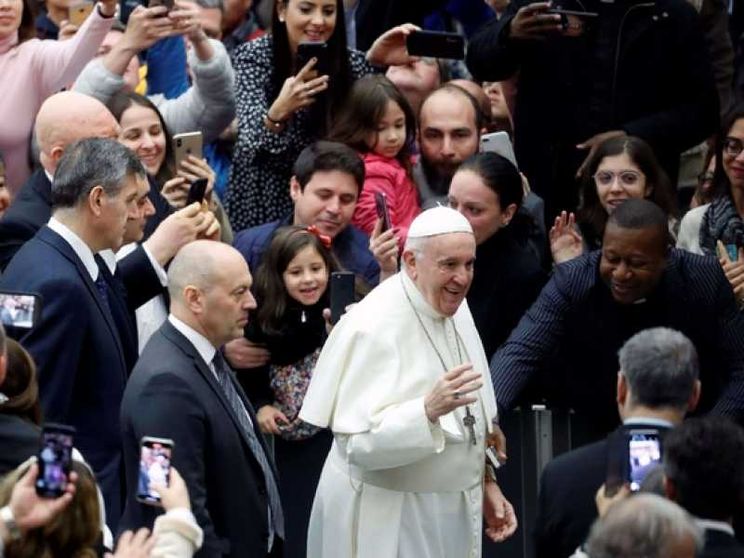 Il Papa: «La Chiesa perseguitata e fraintesa, mai si stanca di accogliere»