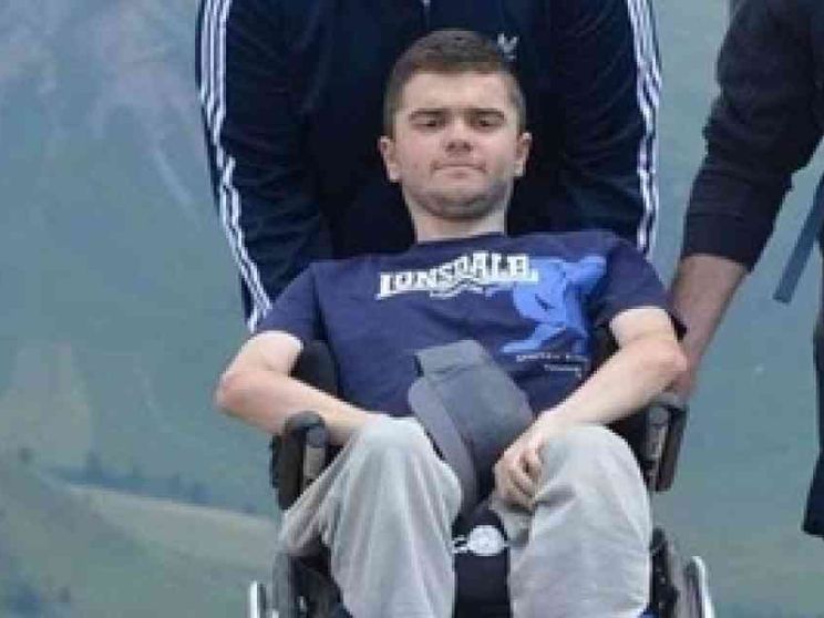 Disabile cade dalla carrozzina per una buca e muore: aperta un'inchiesta