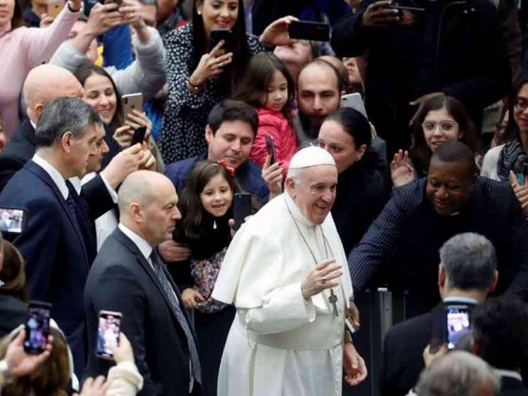Il Papa: «La Chiesa perseguitata e fraintesa, mai si stanca di accogliere»