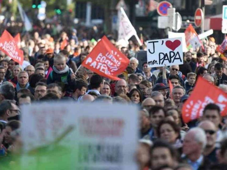 Domenica in piazza a Parigi per difendere i bambini