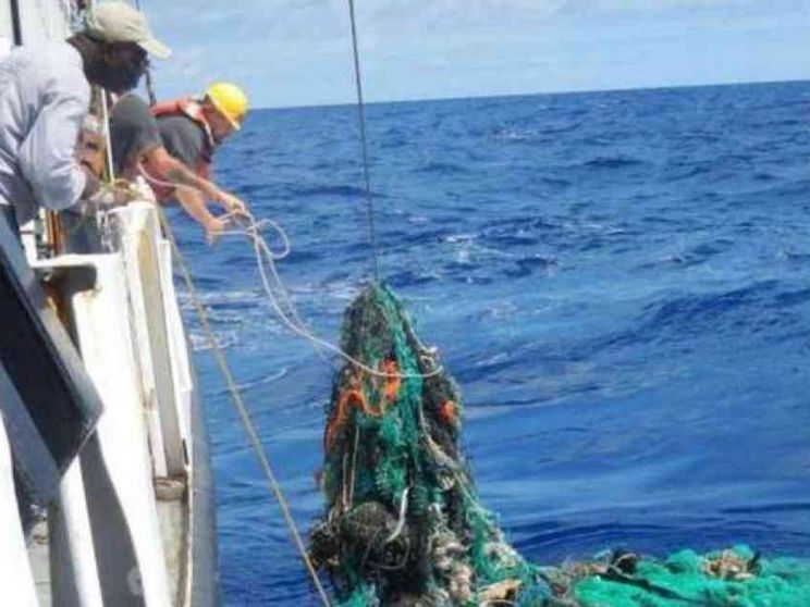 Pescatori a «pesca di plastica» per difendere il mare. Il grazie di Francesco