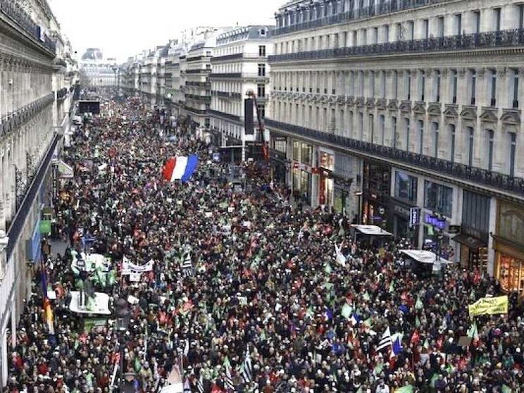 «Fermate la provetta per tutte»: la piazza di Parigi dà un segnale a Macron