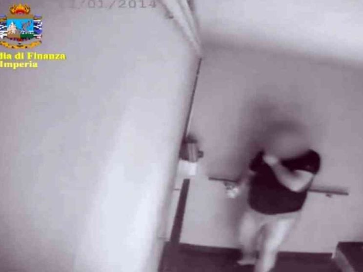 Assolto perché "il fatto non sussiste" il vigile che timbrava in mutande