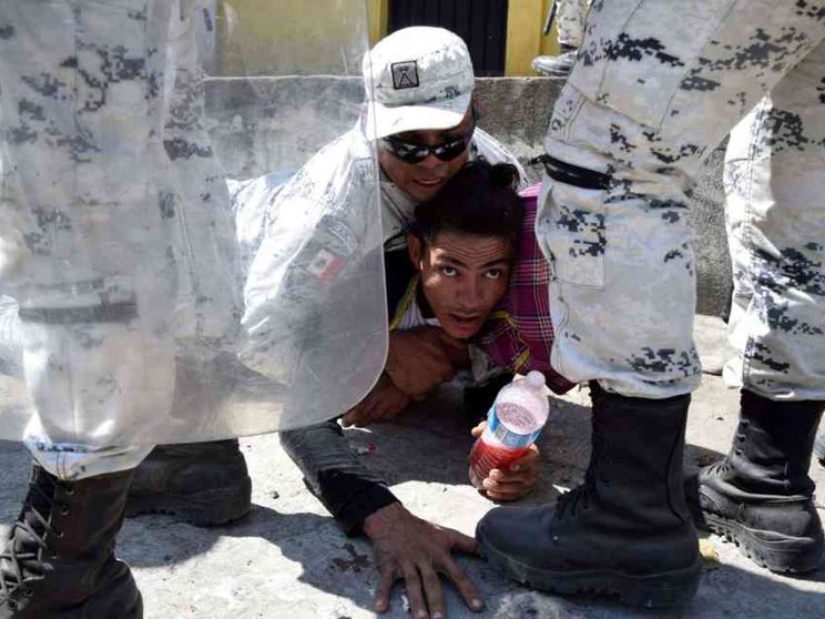 La carovana di migranti respinta in Messico. Lacrimogeni lanciati sui bambini