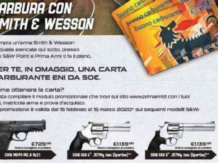 Compri pistole, vinci il pieno di carburante. L'Eni: non c'entriamo