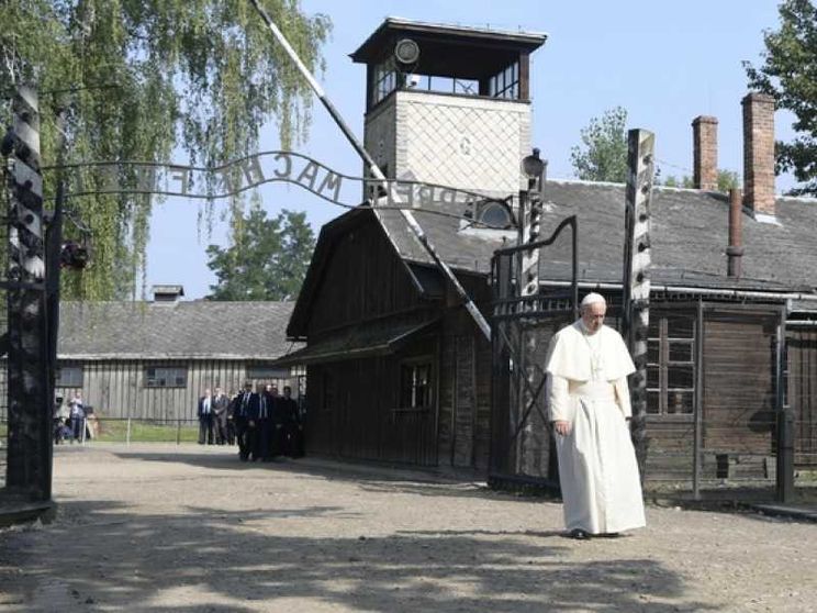 Il Papa per la Giornata della Memoria: ciascuno dica mai più
