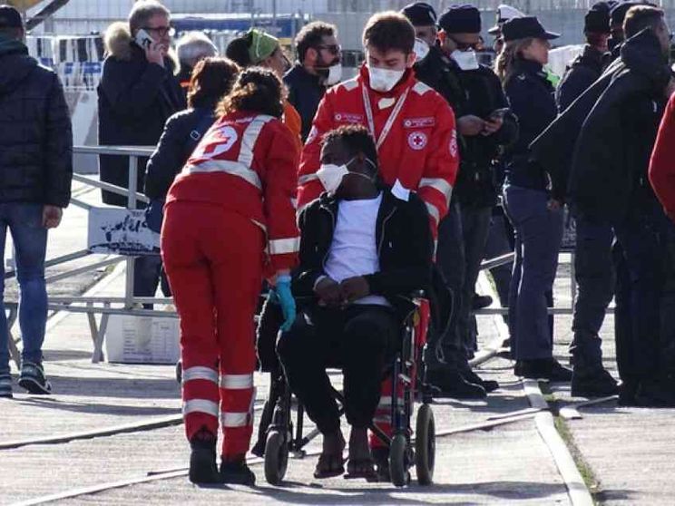 Approdano a Taranto i profughi della Ocean Viking