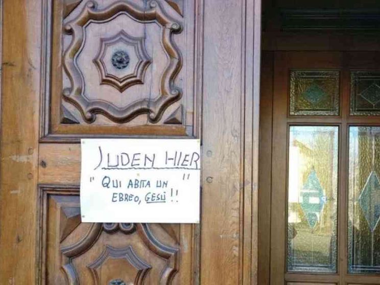 Cartelli alle porte delle chiese: «Qui abita un ebreo: Gesù»