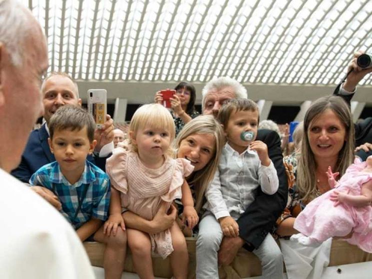 Il Papa: «Società è civile solo se riconosce il valore intangibile della vita»