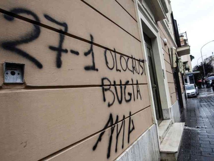 Rapporto choc: il 15,6 per cento degli italiani nega l'Olocausto