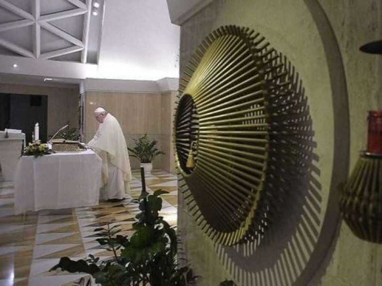Il Papa: la mondanità, un lento scivolare nel peccato