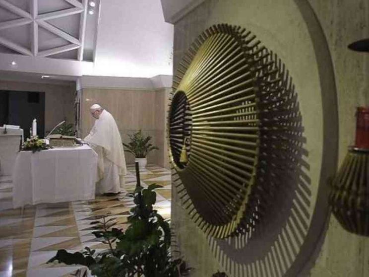 Il Papa: la mondanità, un lento scivolare nel peccato