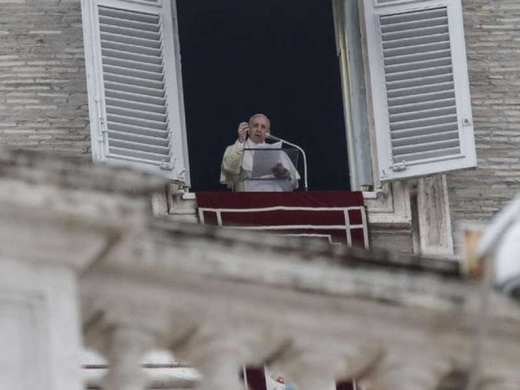 Il Papa: no ad ogni violazione della dignità