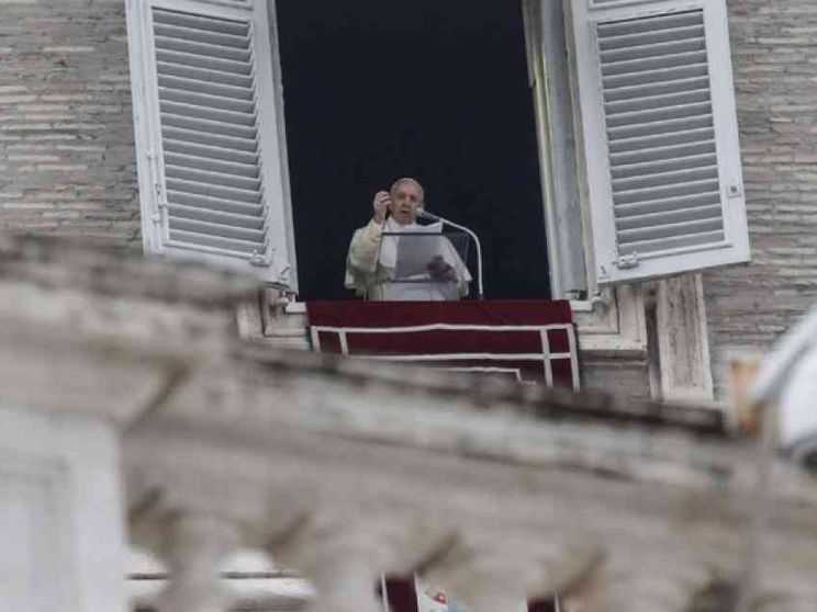 Il Papa: no ad ogni violazione della dignità