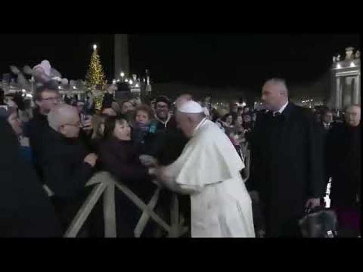 Papa Francesco ha incontrato la donna dello «schiaffetto»