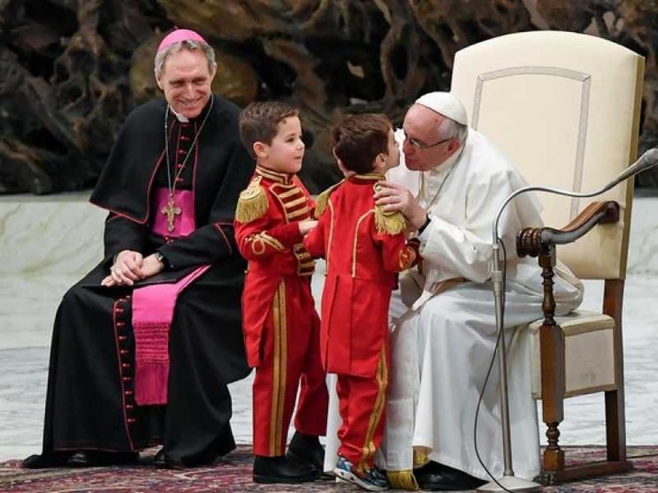 La Sala stampa smentisce un congedo di monsignor Georg Gänswein