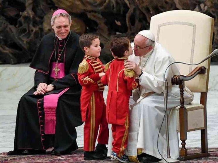 La Sala stampa smentisce un congedo di monsignor Georg Gänswein