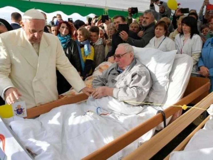 Nella Giornata del malato papa Francesco affida chi soffre a Maria