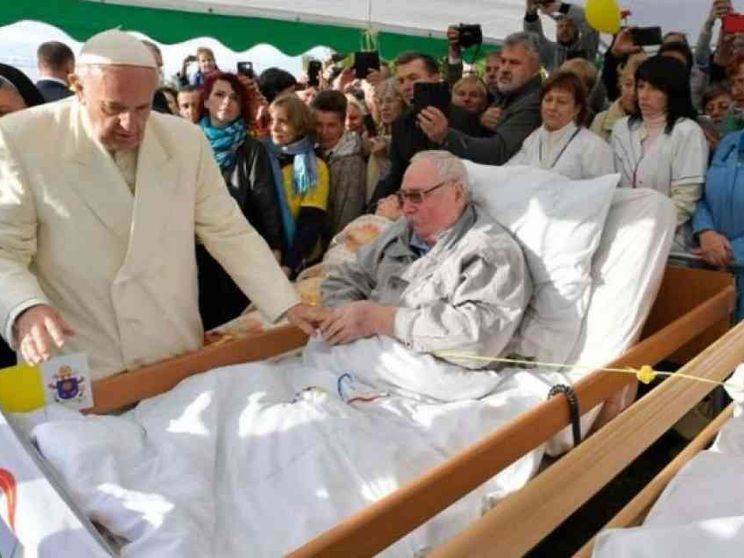 Nella Giornata del malato papa Francesco affida chi soffre a Maria