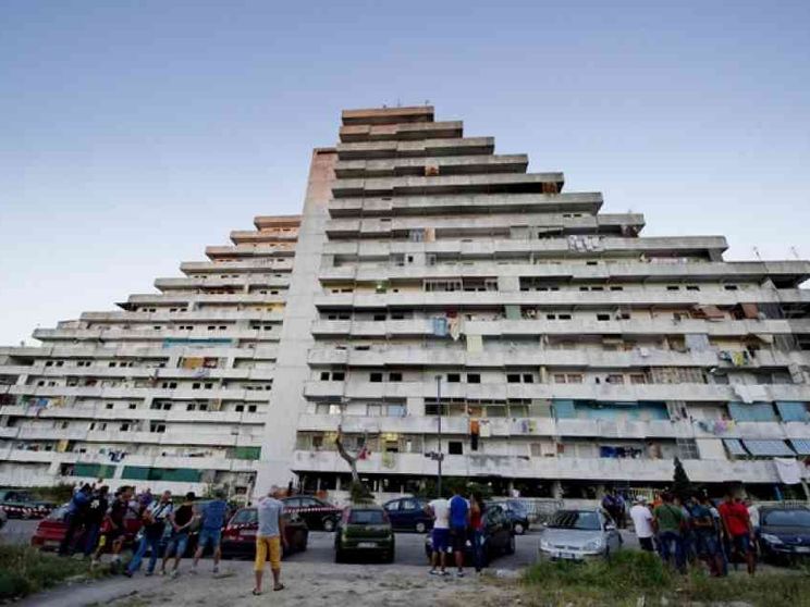 Giù la Vela Verde di Scampia. Viaggio nel quartiere che prova a rinascere