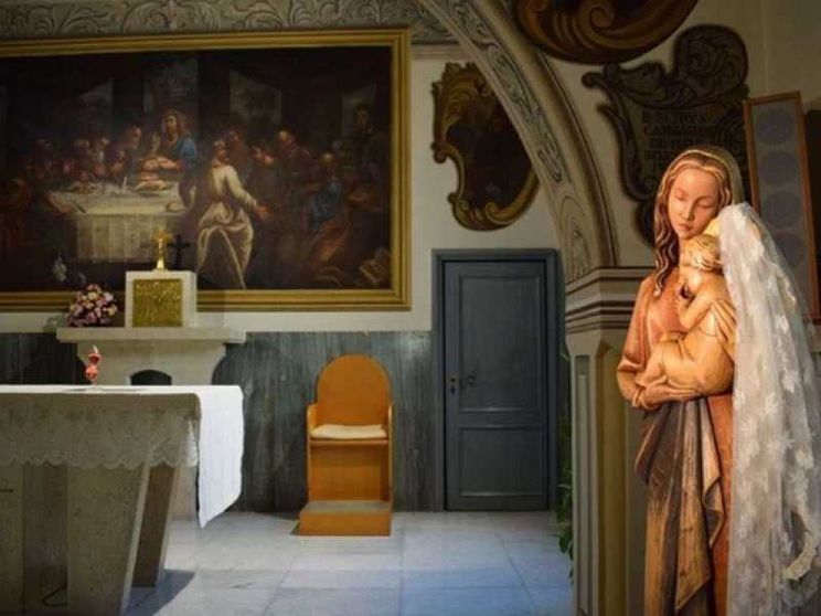 «Conosco il dolore e la speranza». E dona il velo da sposa a Gesù Bambino