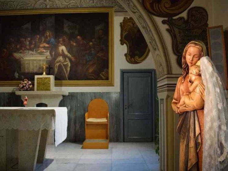 «Conosco il dolore e la speranza». E dona il velo da sposa a Gesù Bambino