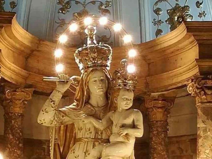 Il manto della Madonna del Soccorso realizzato con le stoffe dei fedeli