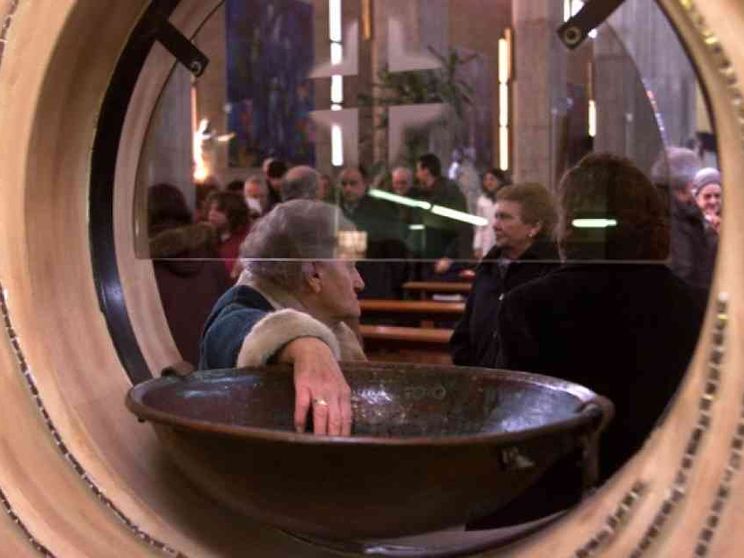 Coronavirus, le precauzioni in chiesa: dalla Comunione allo scambio della pace