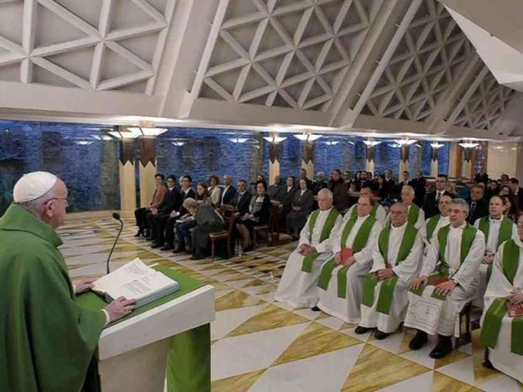 Il Papa: il più grande nella Chiesa è chi serve, non chi ha più titoli