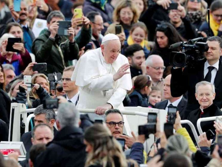 Papa Francesco: vicino ai malati del Coronavirus e a chi combatte il contagio