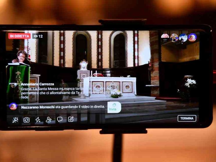 Messe sul web e preghiera personale: è la Chiesa che non s'arrende