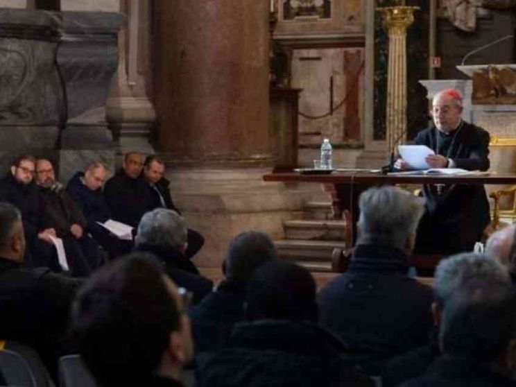 Il Papa: il prete non si isoli ma viva in comunione con la sua gente