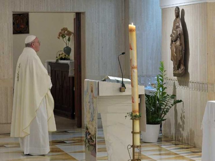Il Papa rinvia le udienze ufficiali ma prosegue gli incontri a Santa Marta