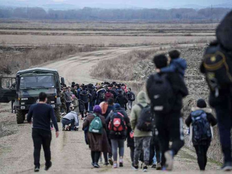 La Turchia spinge i profughi verso l'Europa. Riparte l'esodo, gas per fermarli