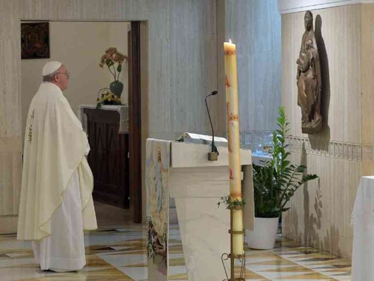 Il Papa rinvia le udienze ufficiali ma prosegue gli incontri a Santa Marta