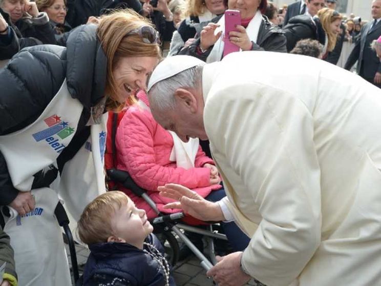 Malattie rare, corsa a ostacoli per 325mila. Il Papa: per loro vita piena