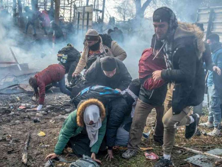 Lacrimogeni contro i profughi siriani, Grecia blocca il passaggio dalla Turchia