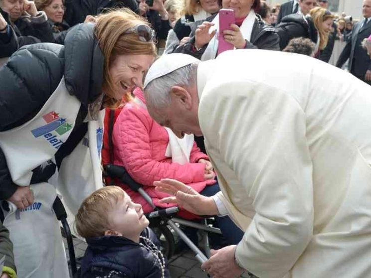 Malattie rare, corsa a ostacoli per 325mila. Il Papa: per loro vita piena