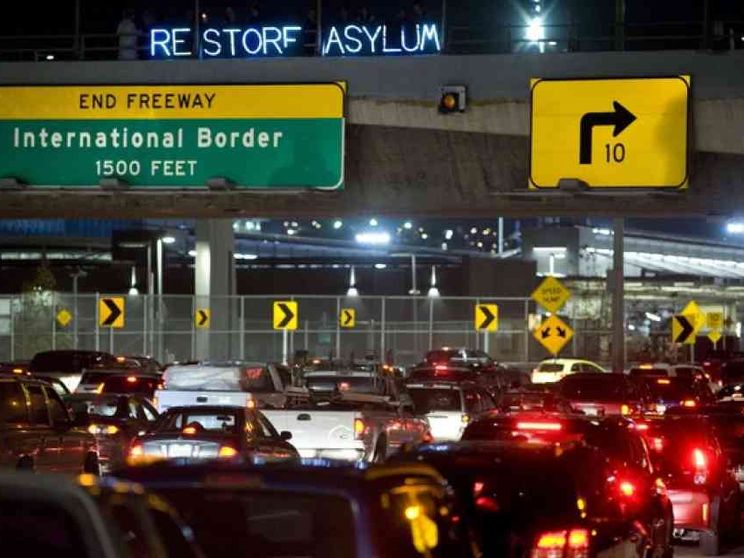 I poveri della ricca San Diego in fila in un ospedale da campo