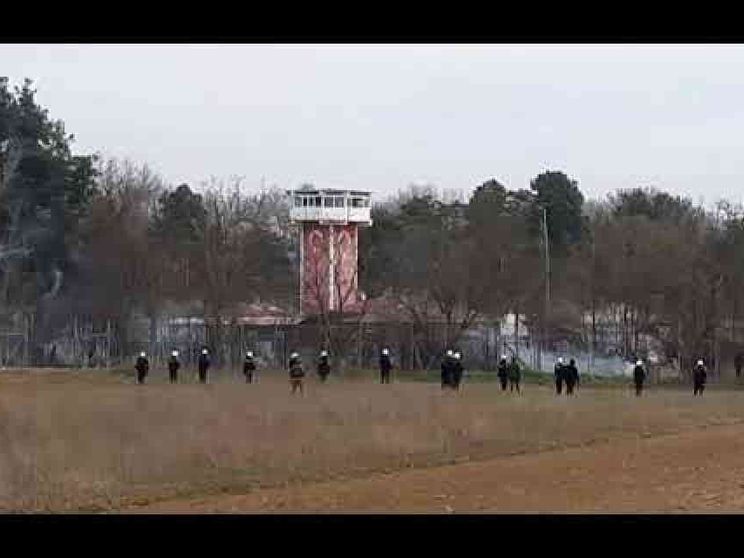 La Grecia usa gas e granate stordenti contro i migranti / Il video