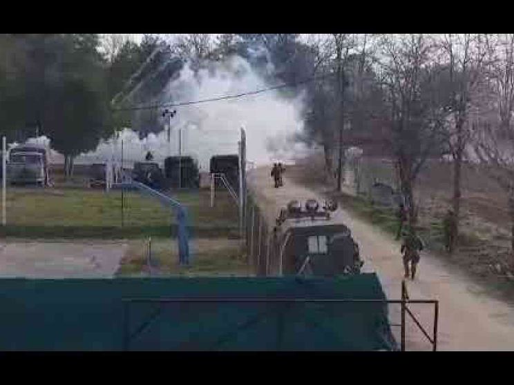 Spari e violenza al confine tra Turchia e Grecia, è battaglia/ Video